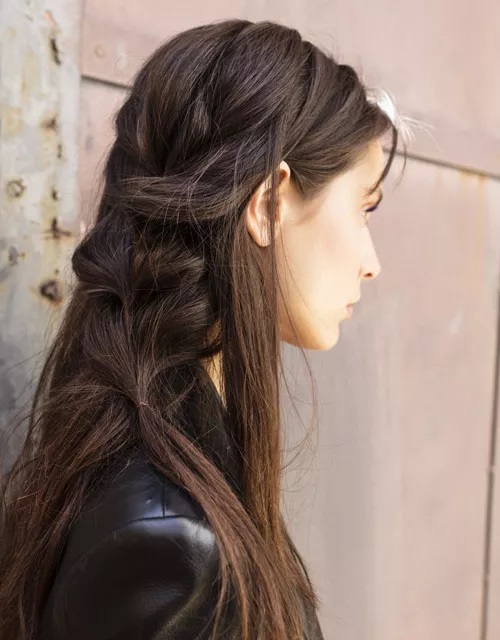 Platz 1: Haare nur ganz locker flechten, sodass die Haare offen wirken. Ziemlich lässig