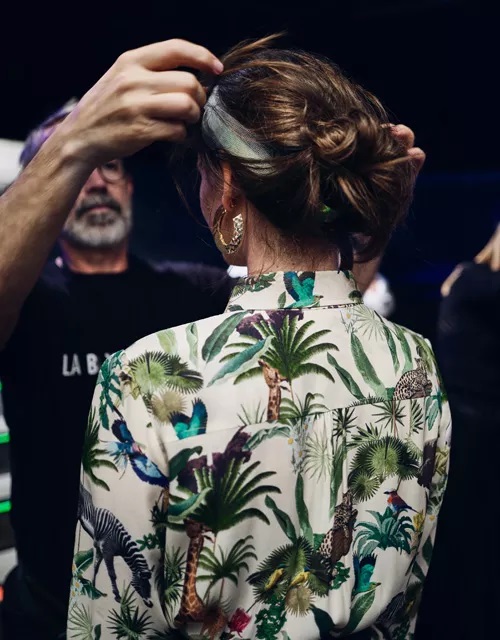 Platz 1: Was für ein toller Updo. Dieser schicke Dutt wird mit einem süßen Haarband zum richtigen Sommer-Look.