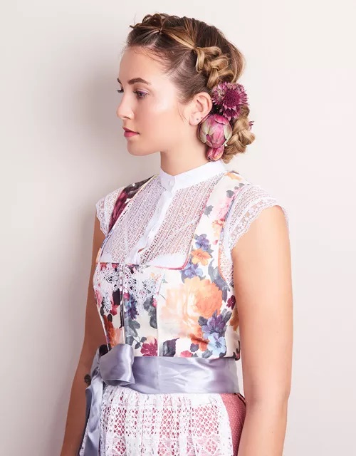 Platz 1: Dieser schicke Updo wird mit Blumen-Accessoires im Haar geschmückt. Ein echter Knaller auf dem Oktoberfest!