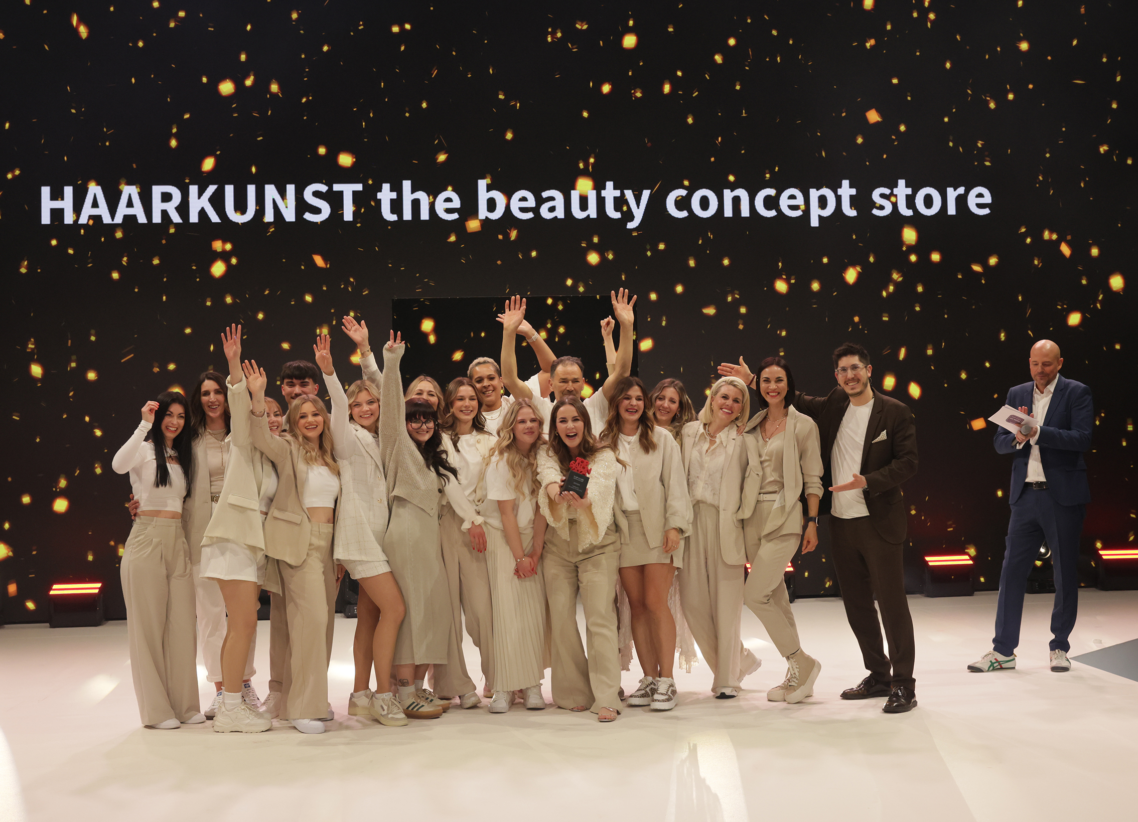 Niki Madunovic mit ihrem Team bei der Preisverleihung auf der Top Hair 2025.