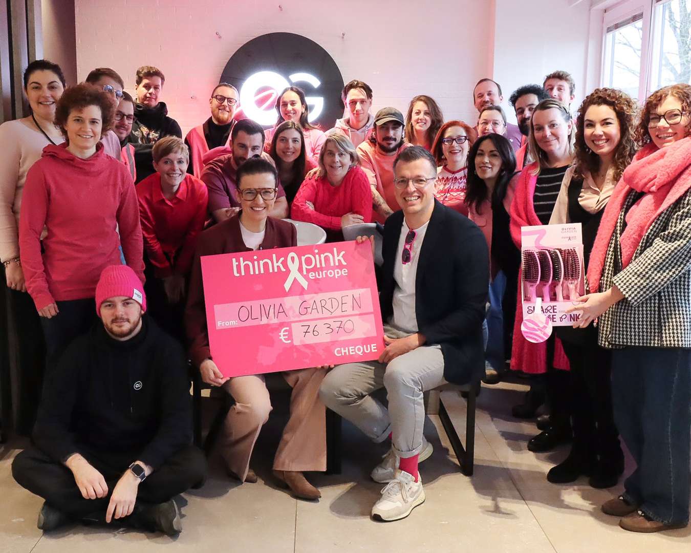 FMFM-FMOlivia-Garden-Team-übergibt-die-Spende