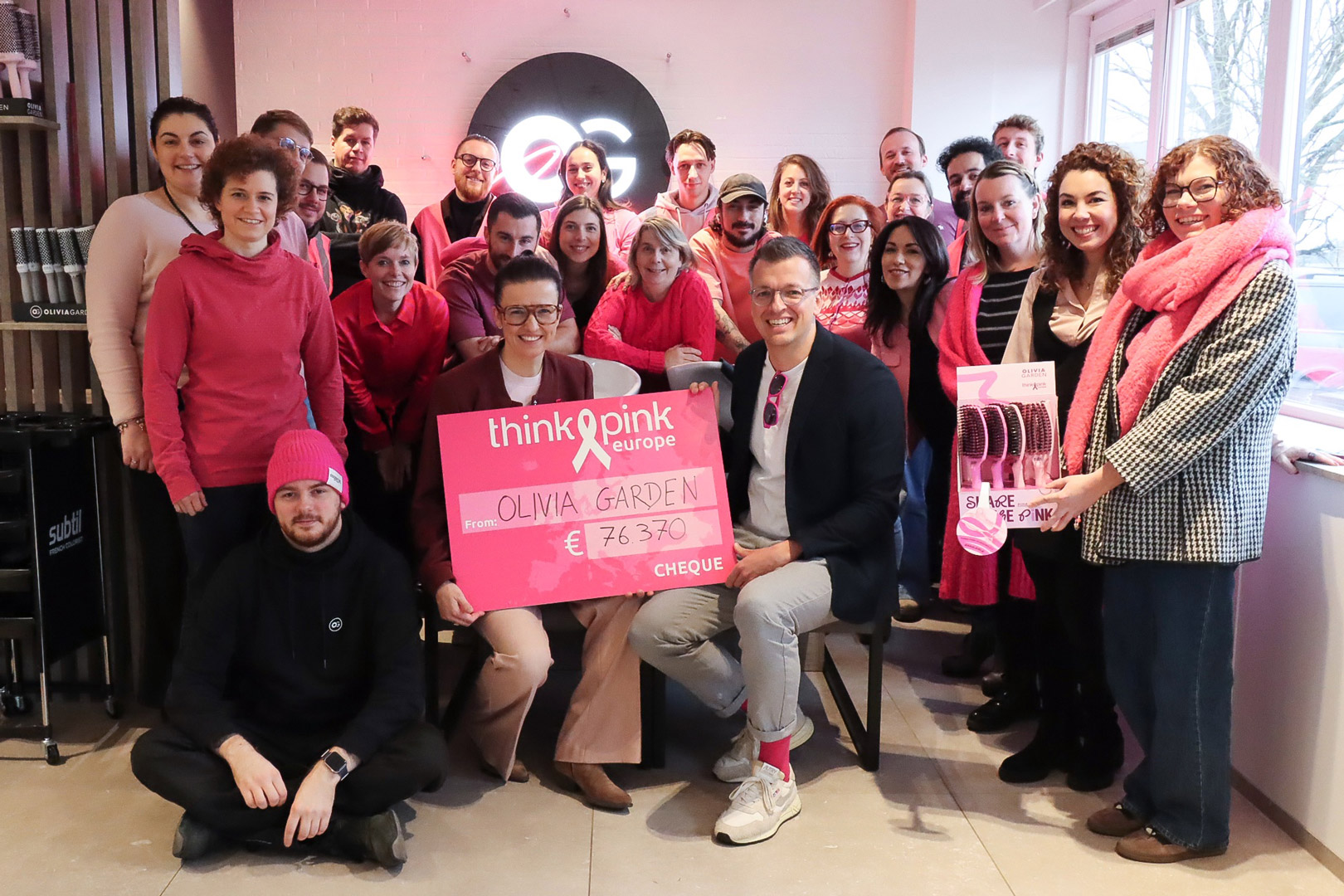 FMFM-FMOlivia-Garden-Team-übergibt-die-Spende