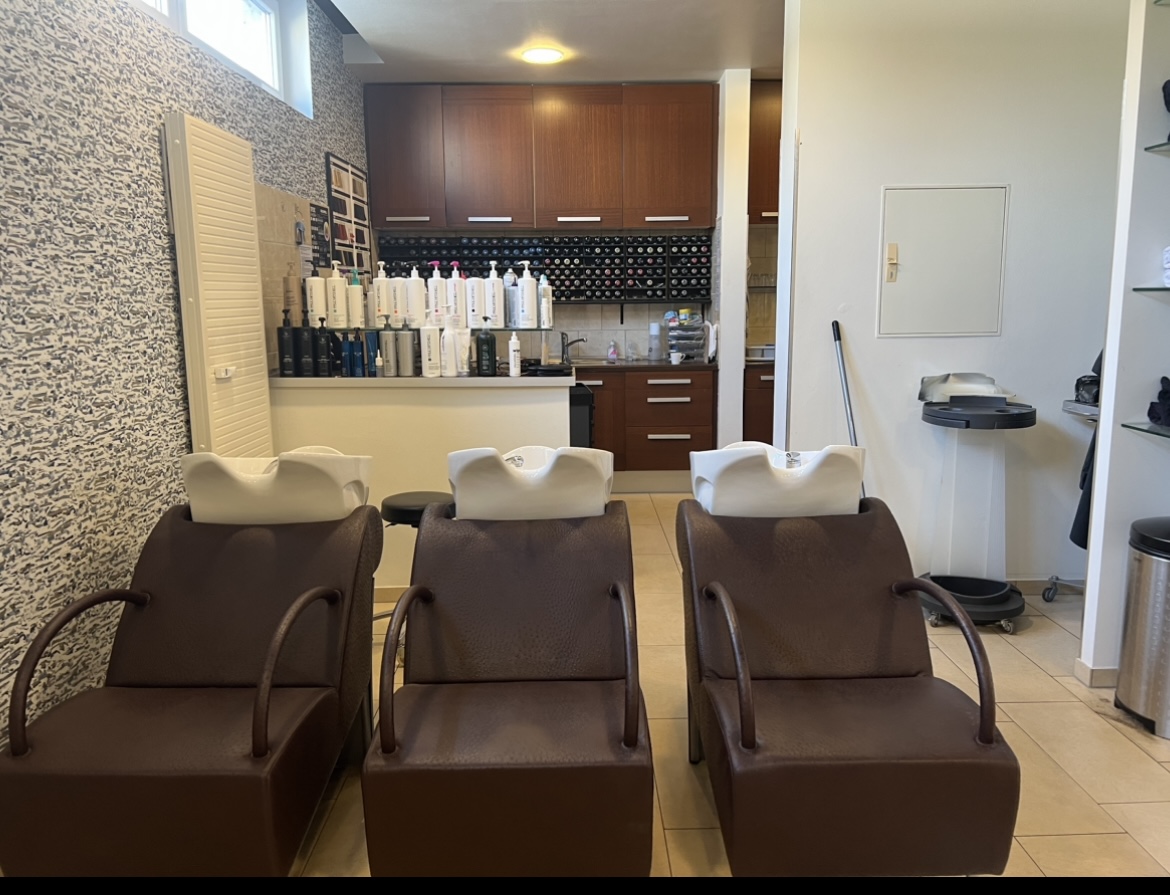 Waschplätze bei Kopfarbeit - Der Friseur