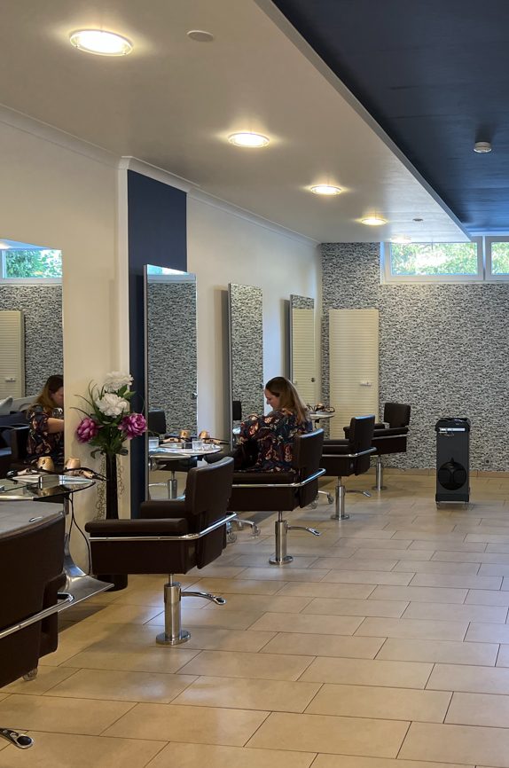 Bedienplätze bei Kopfarbeit - Der Friseur